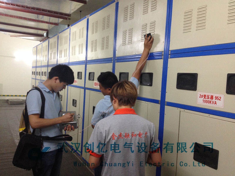 創(chuàng)億電氣為客戶現場調試手持式局放